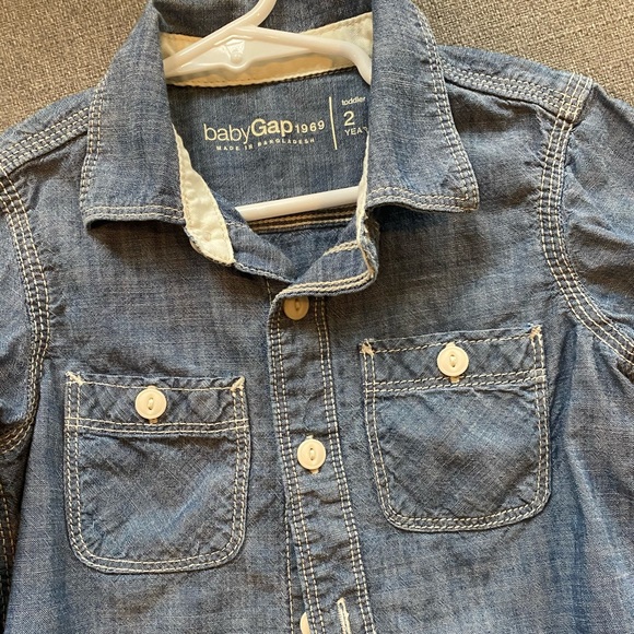 2 Gap button down shirts - Picture 7 of 7